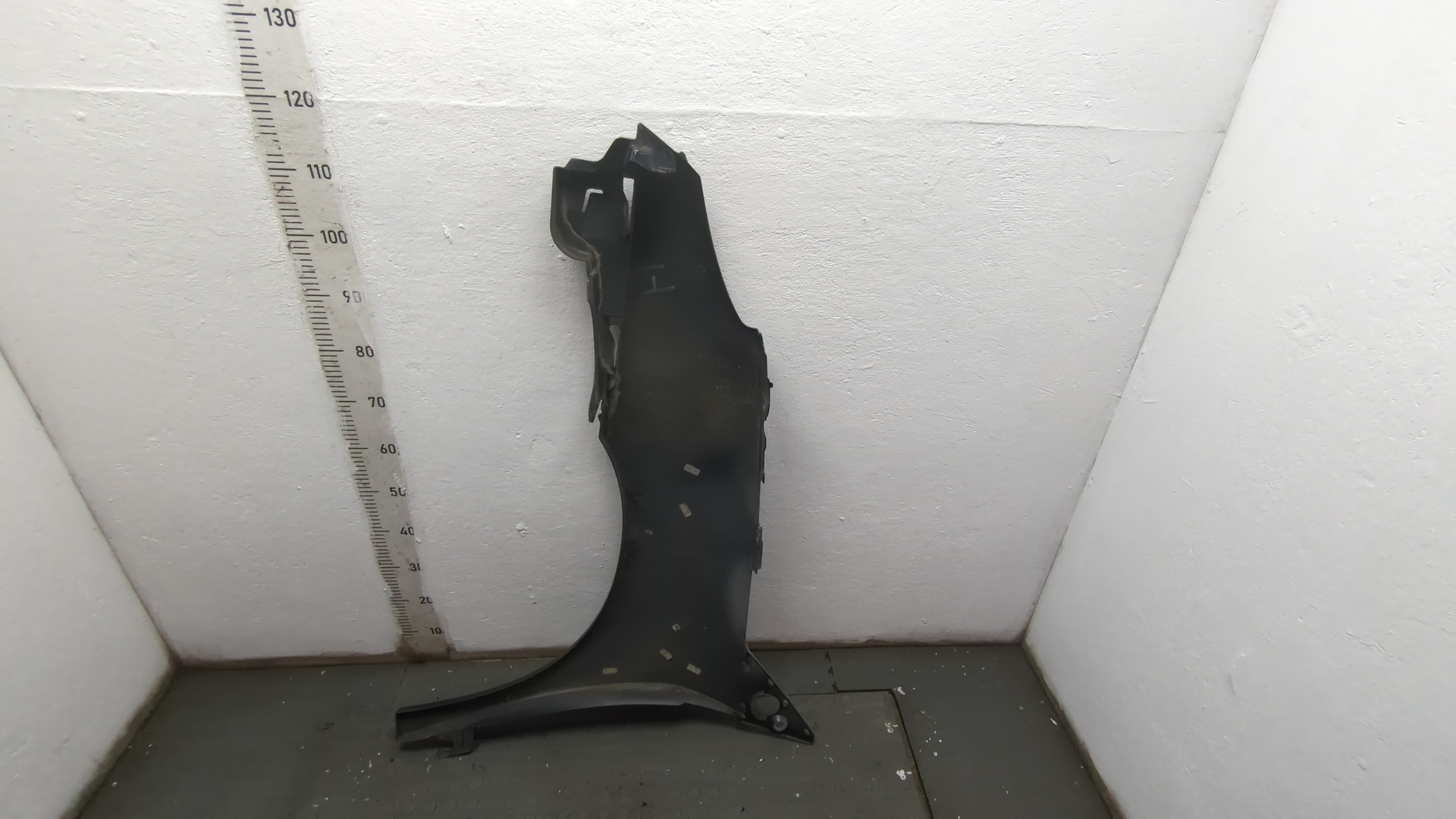 Крыло переднее правое