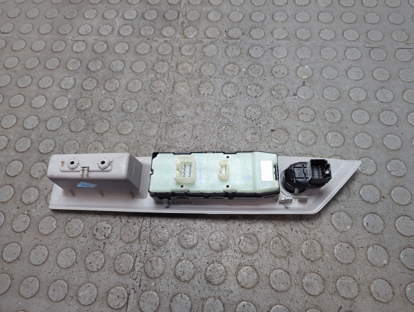 Кнопка стеклоподъемника