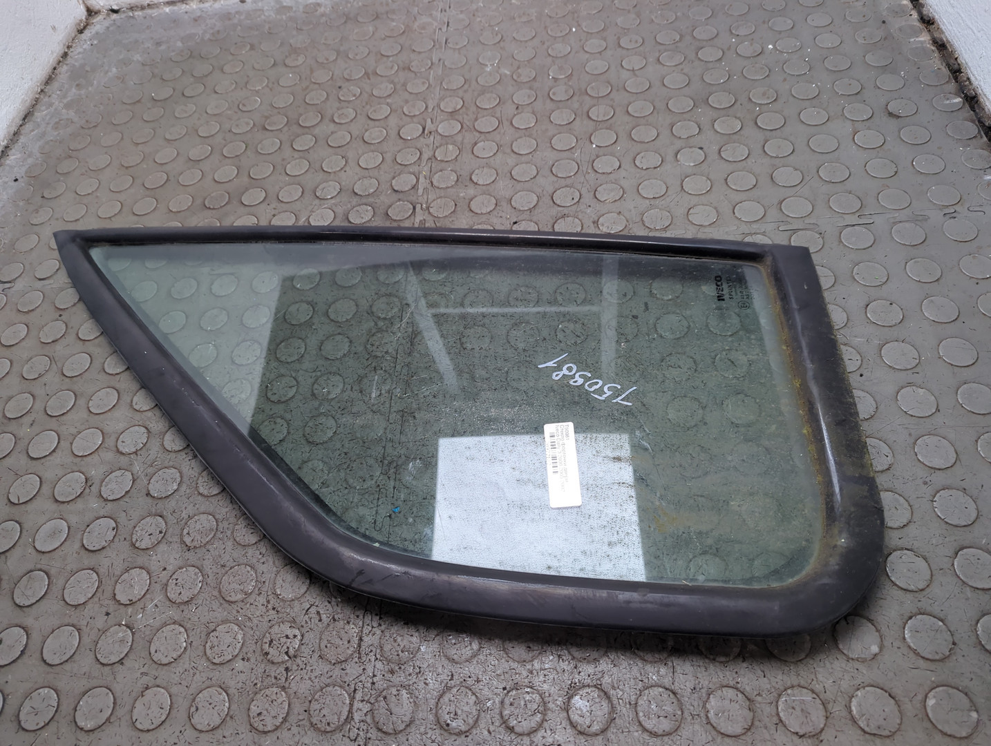 Стекло двери передней левой (форточка)