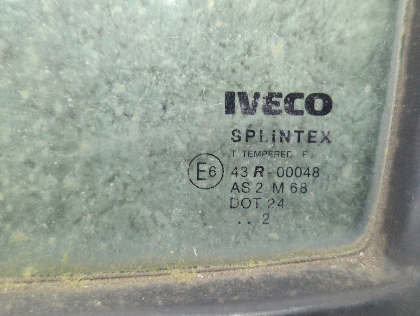 Стекло двери передней левой (форточка)