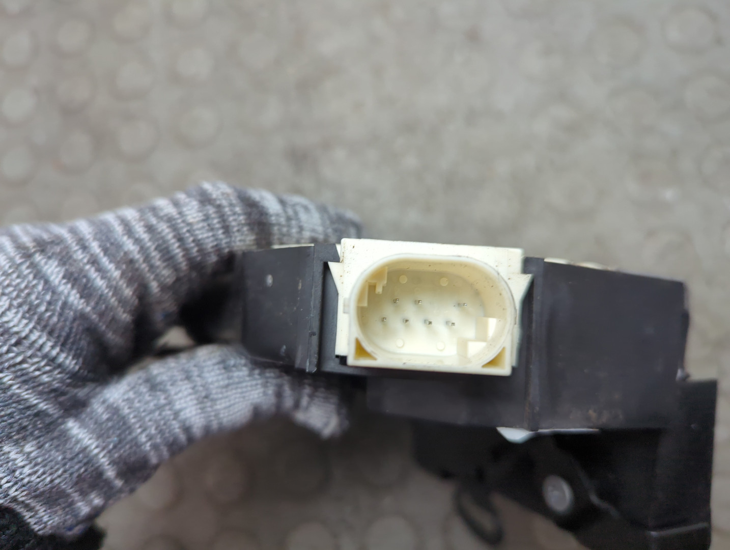 Замок двери передней правой