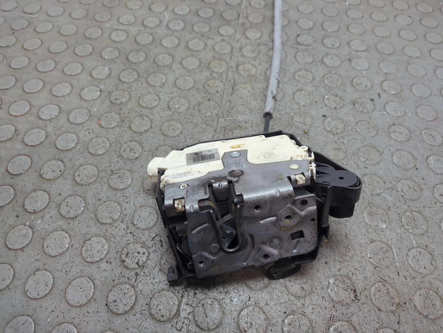 Замок двери передней правой