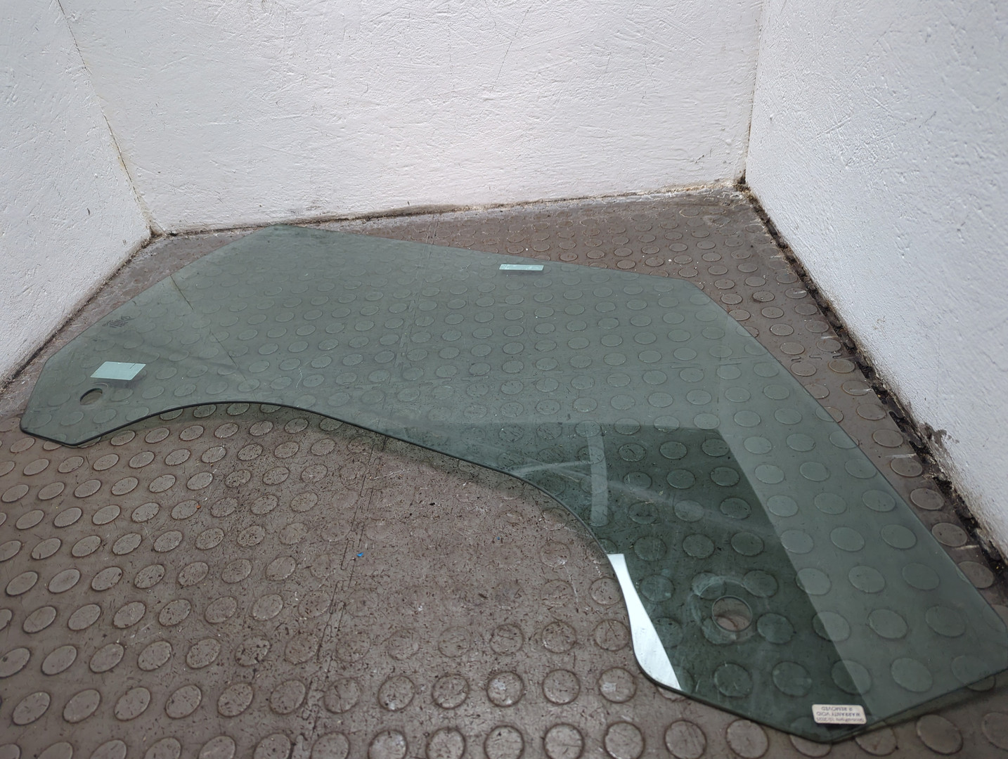 Стекло двери передней правой