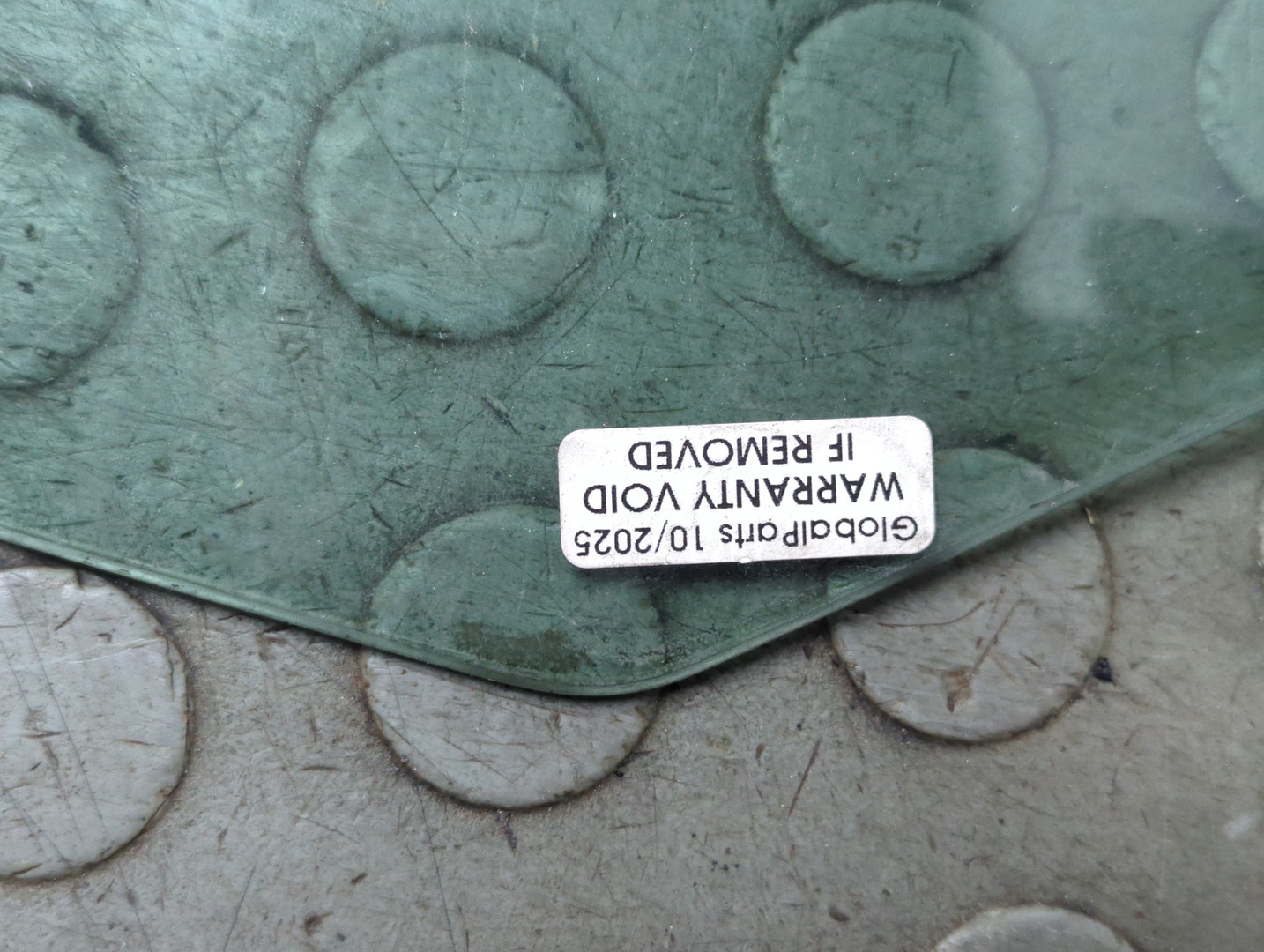 Стекло двери передней правой