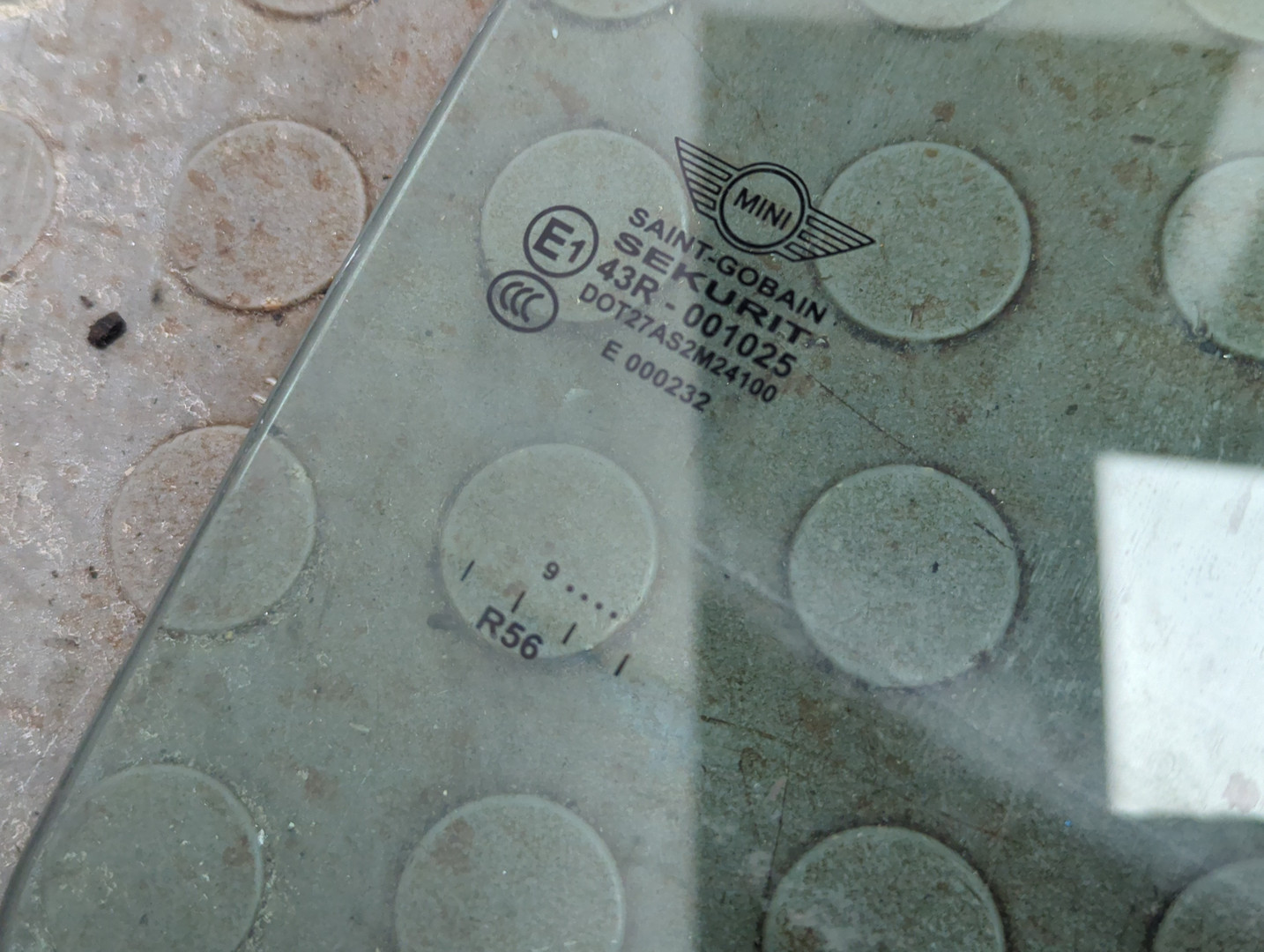 Стекло двери передней правой