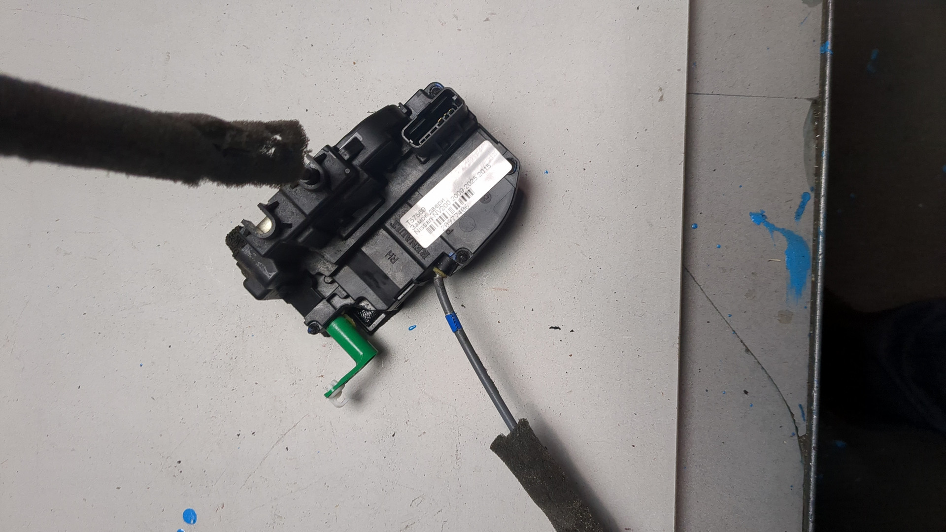 Замок двери передней правой