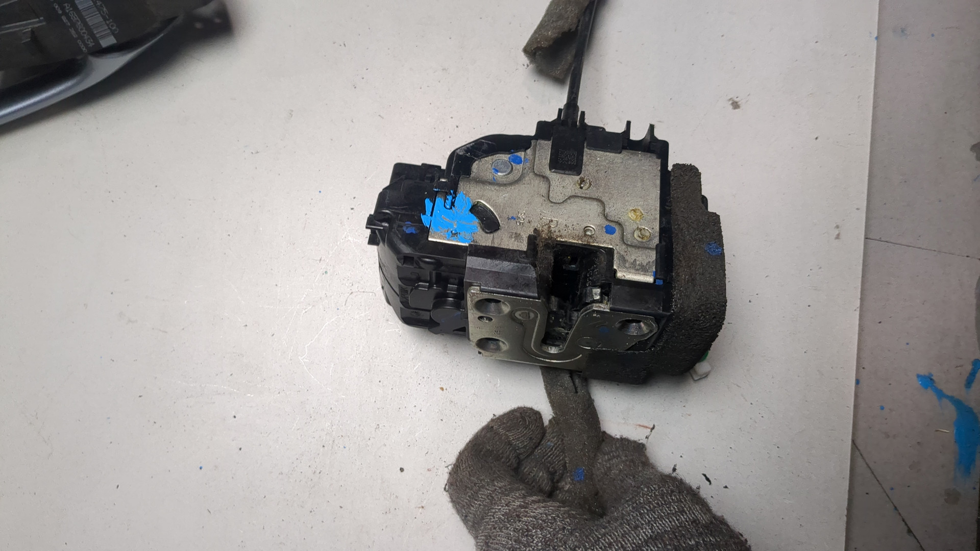 Замок двери передней правой