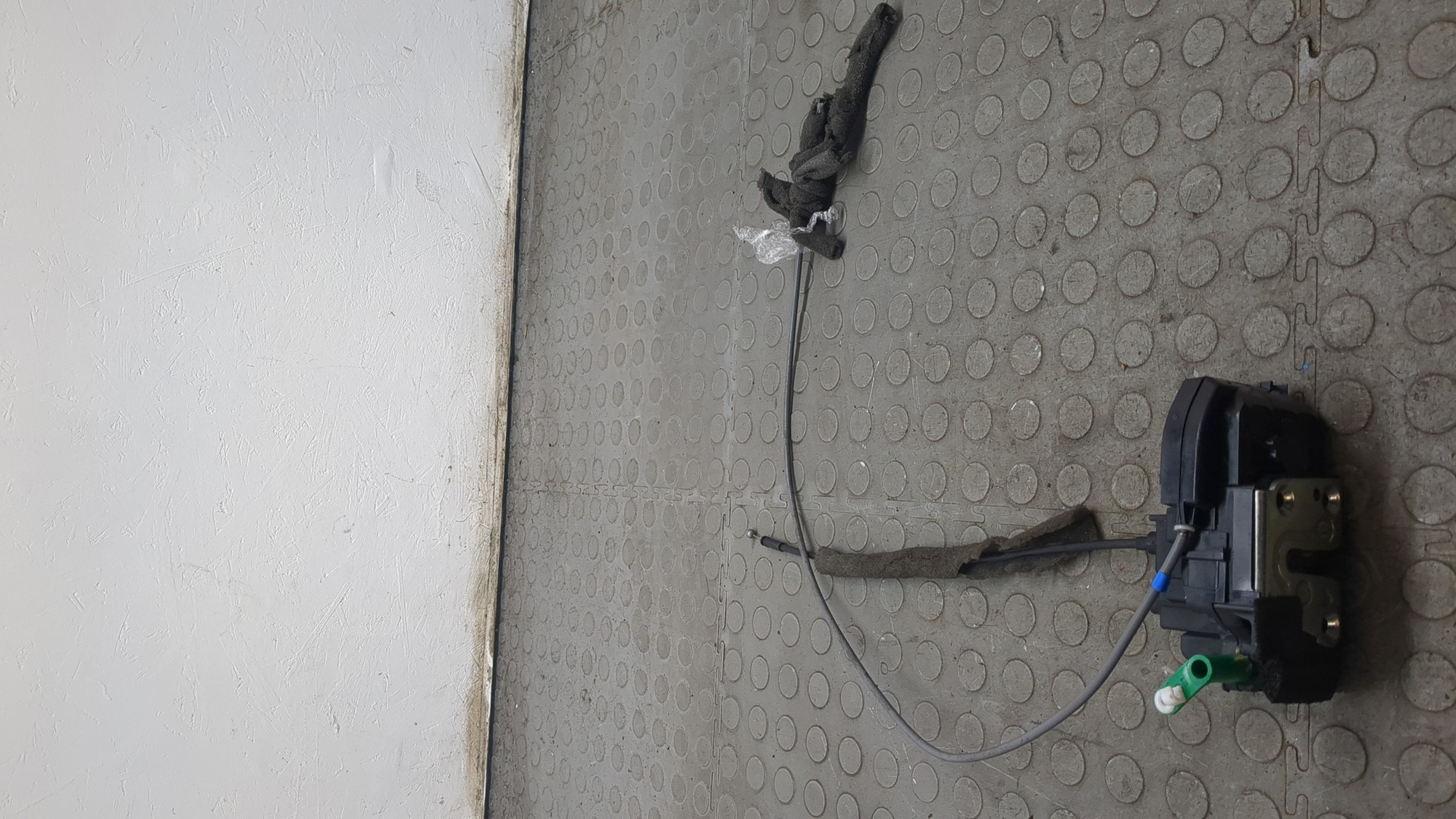 Замок двери передней правой