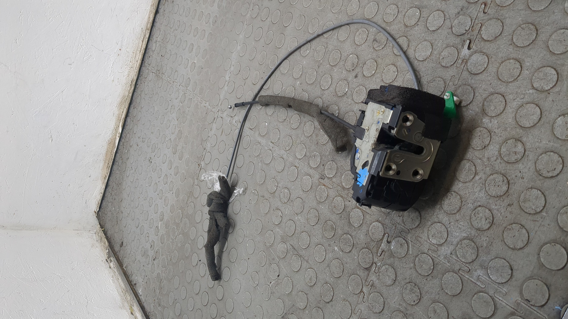 Замок двери передней правой