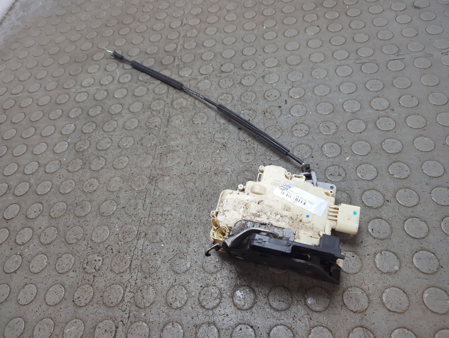 Замок двери передней правой