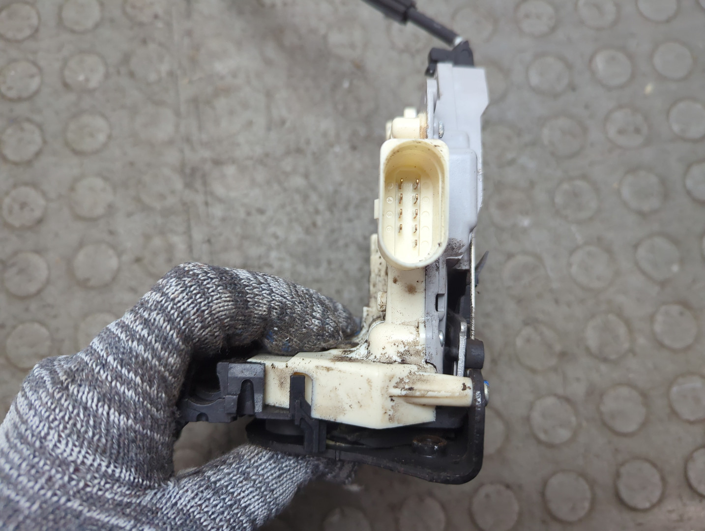 Замок двери передней правой