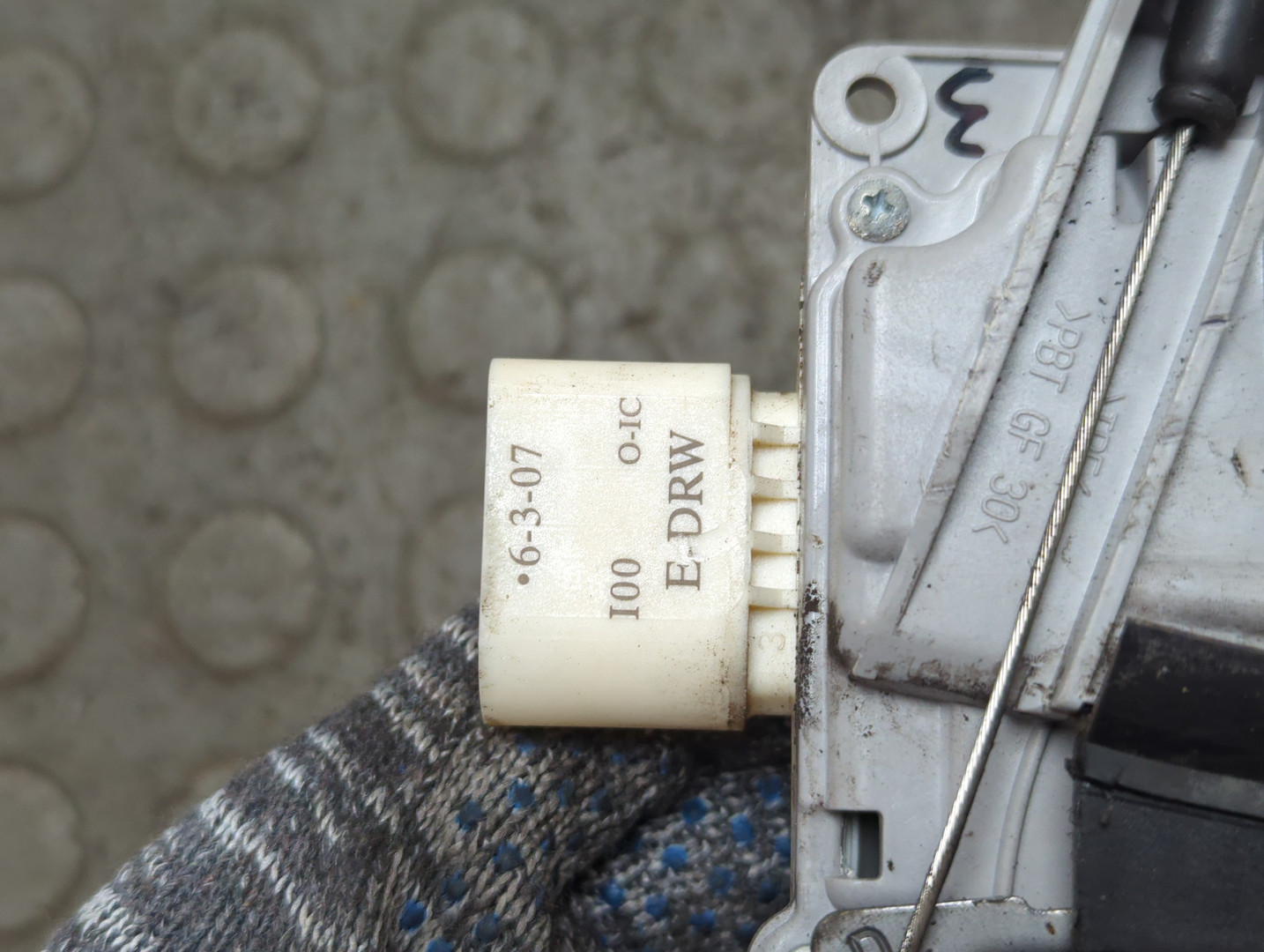 Замок двери передней правой