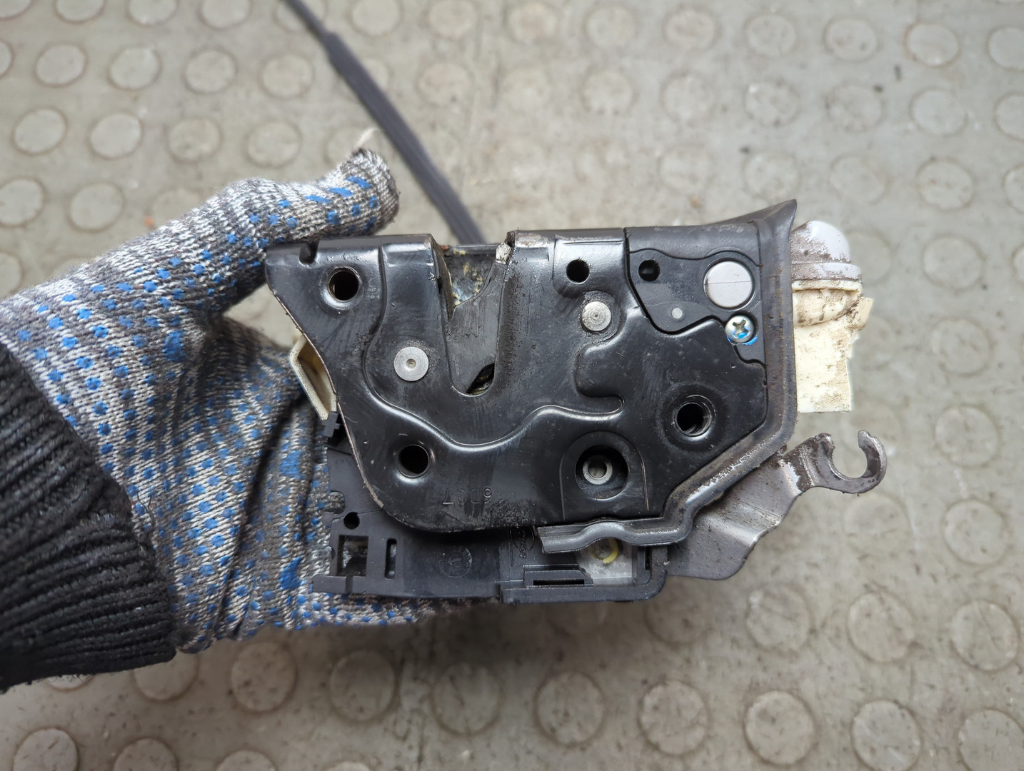 Замок двери передней правой