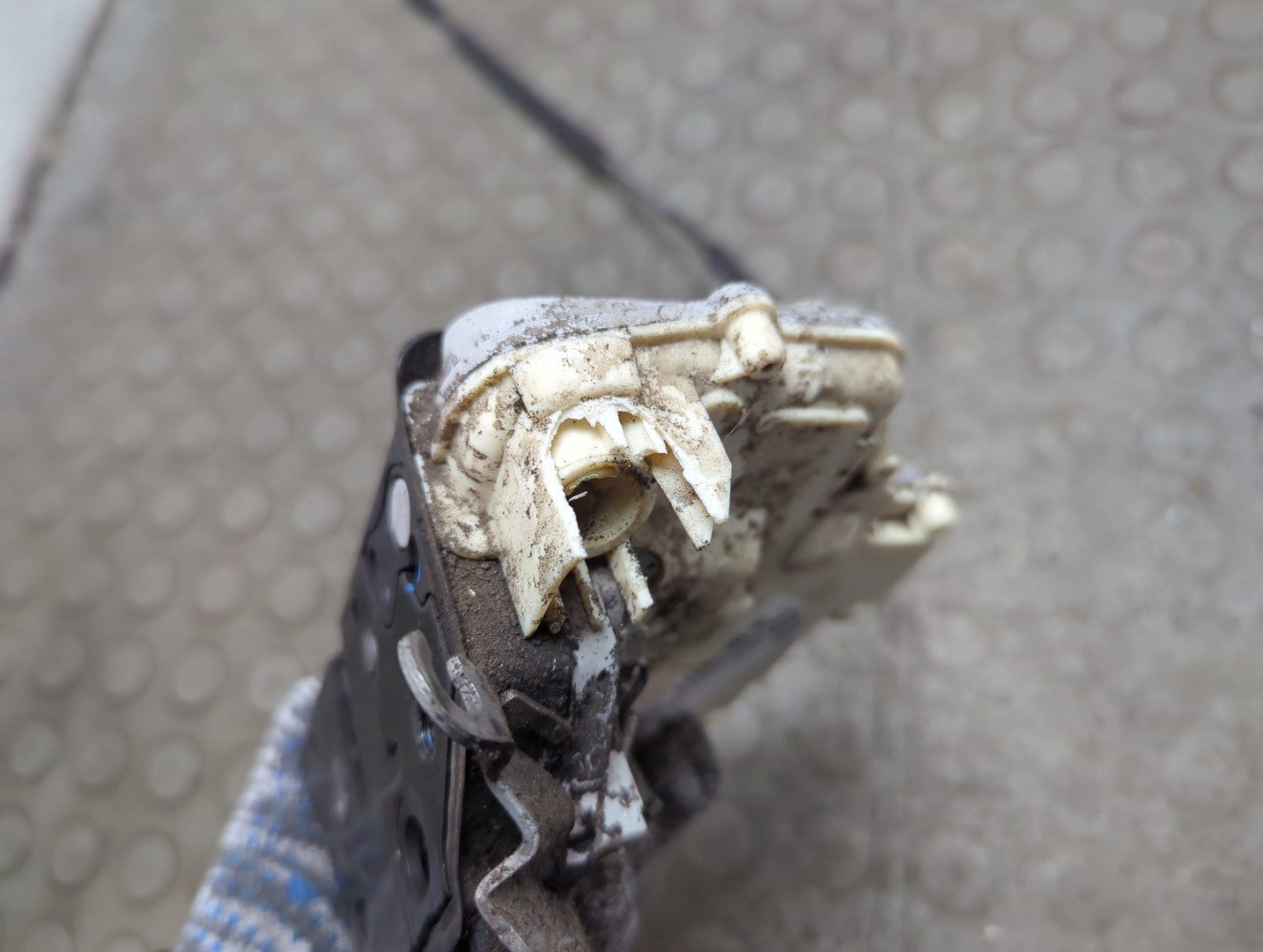 Замок двери передней правой