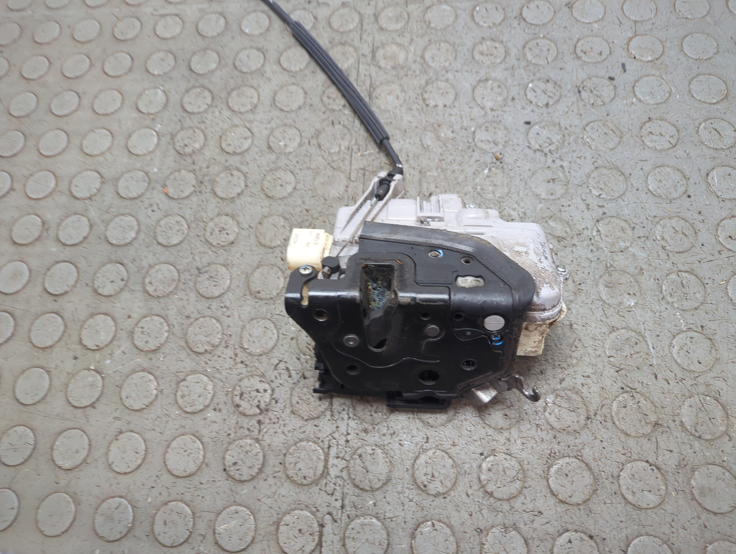 Замок двери передней правой