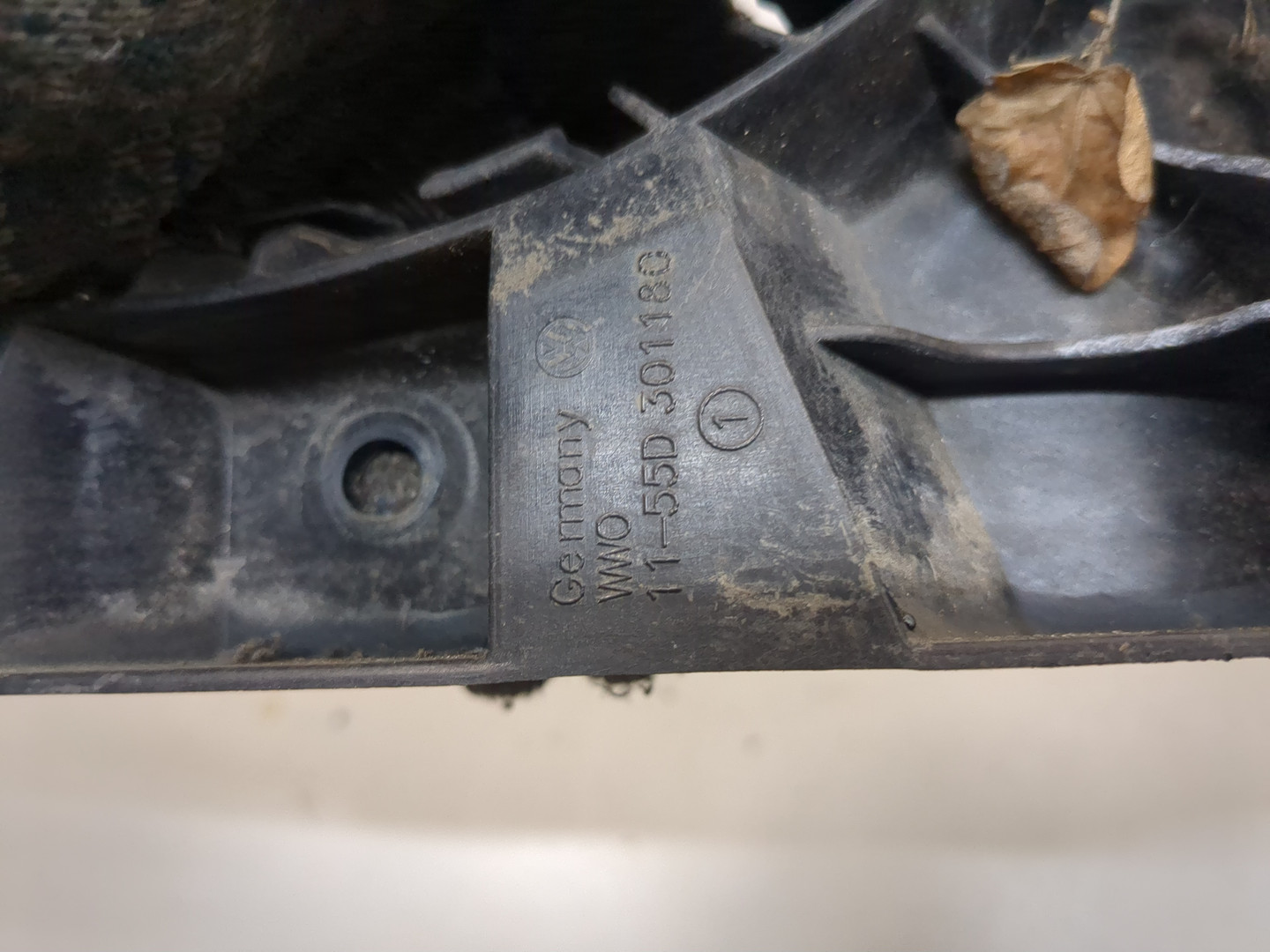 Кронштейн фар правый