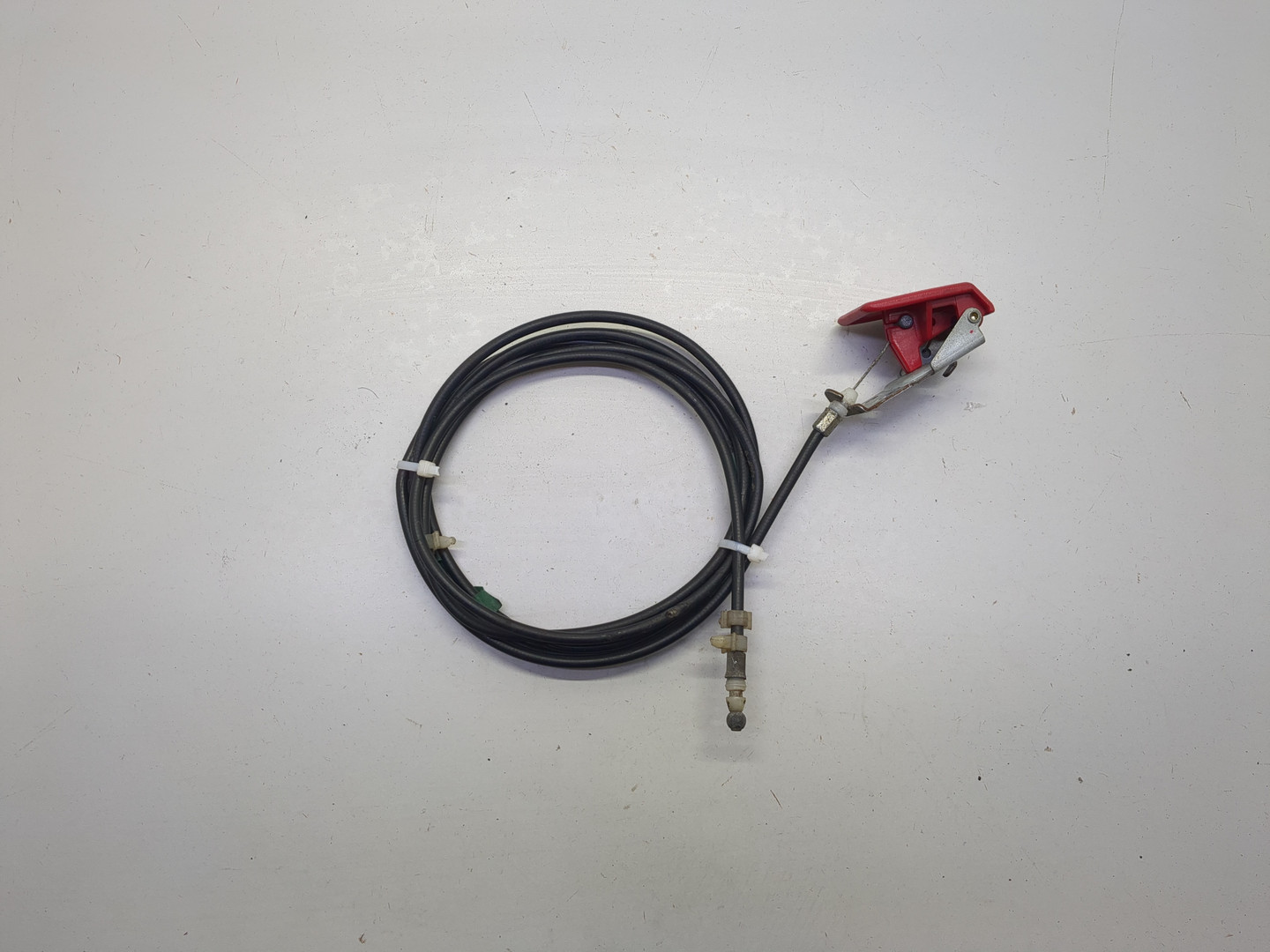 Трос открывания капота