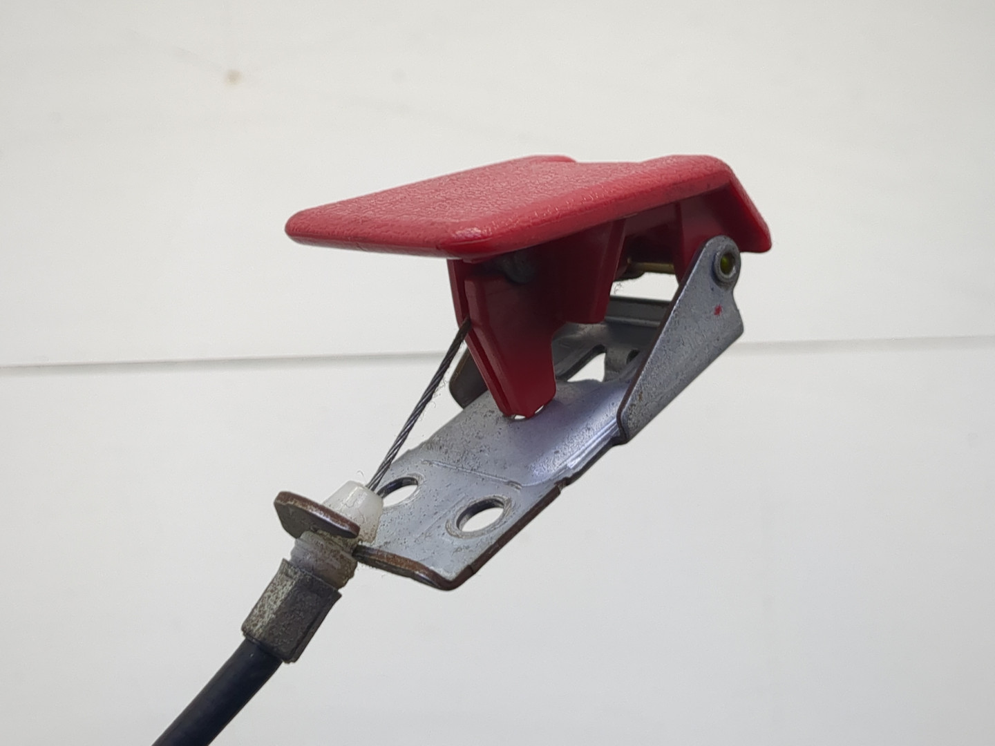 Трос открывания капота