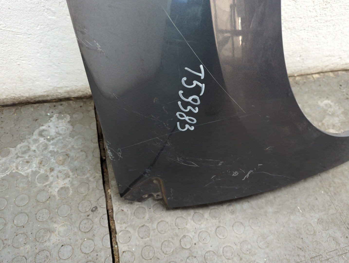 Крыло переднее правое