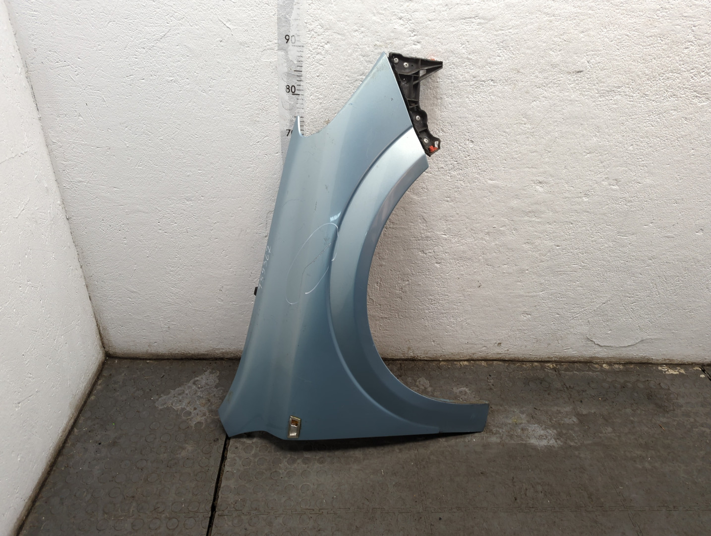 Крыло переднее правое