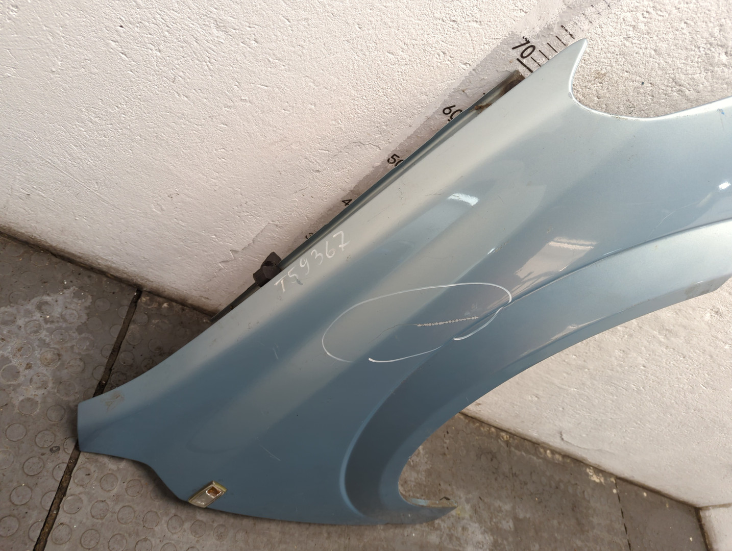 Крыло переднее правое