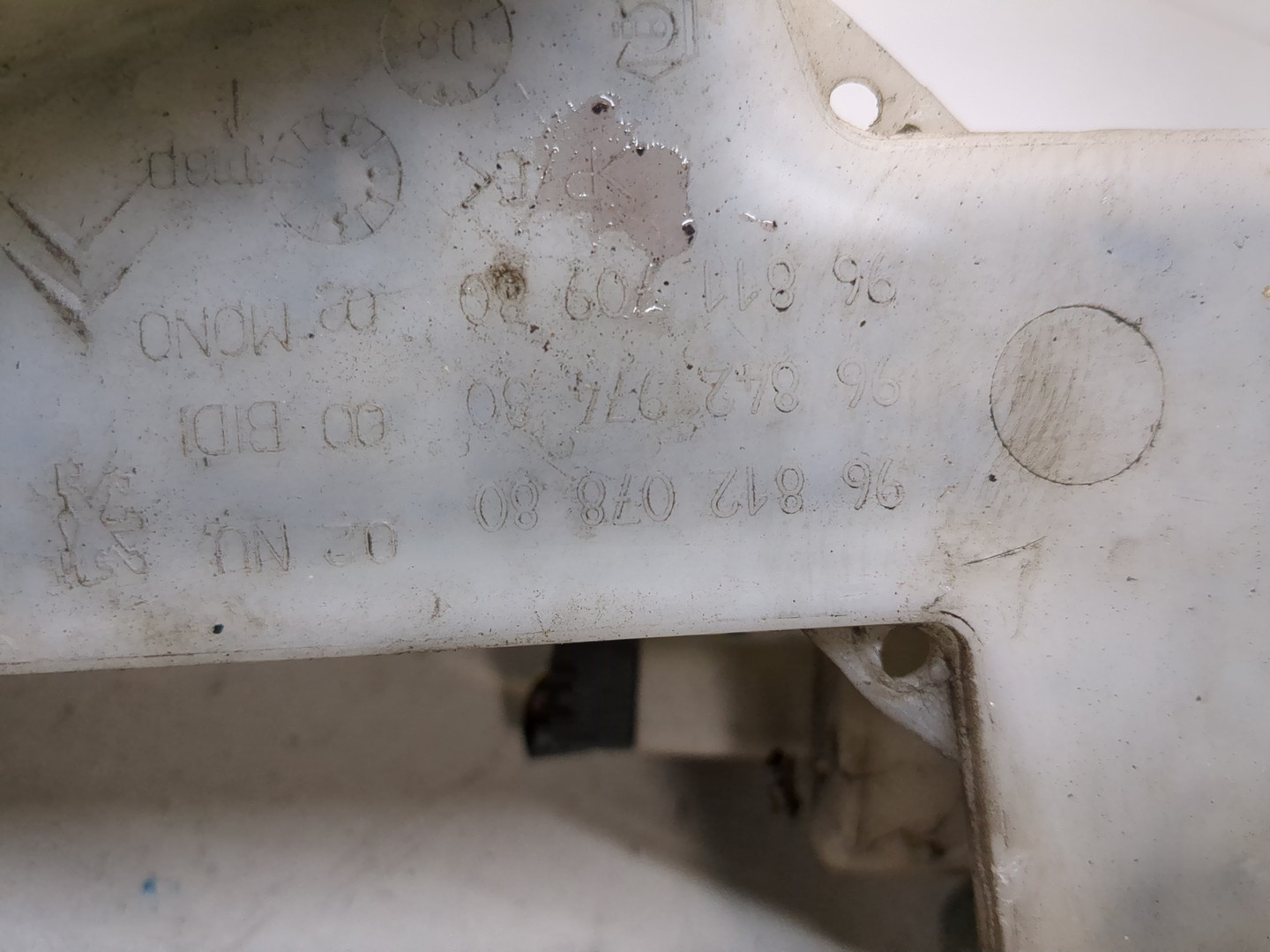 Бачок омывателя лобового стекла