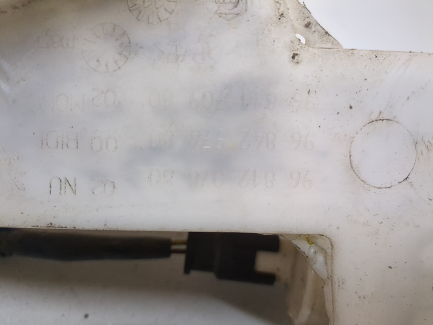 Бачок омывателя лобового стекла