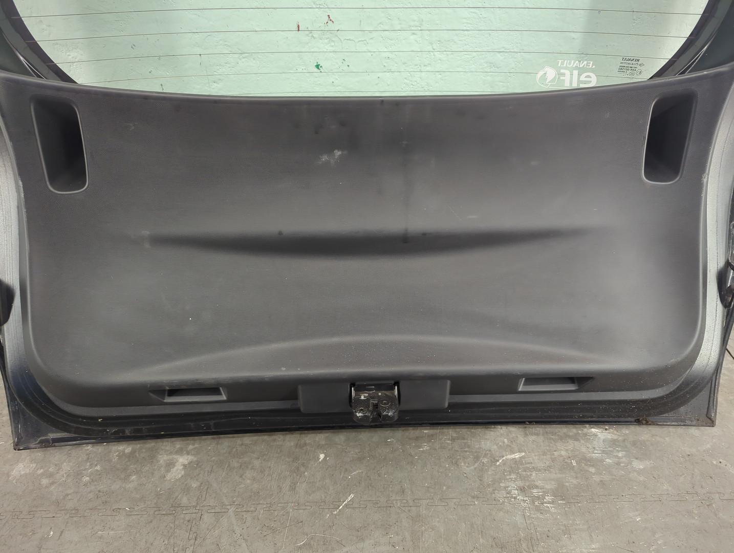 Дверь багажника