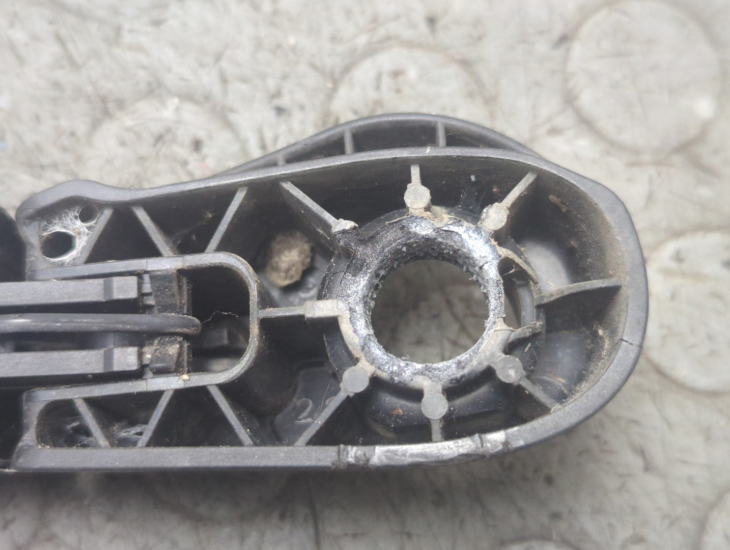 Поводок стеклоочистителя заднего