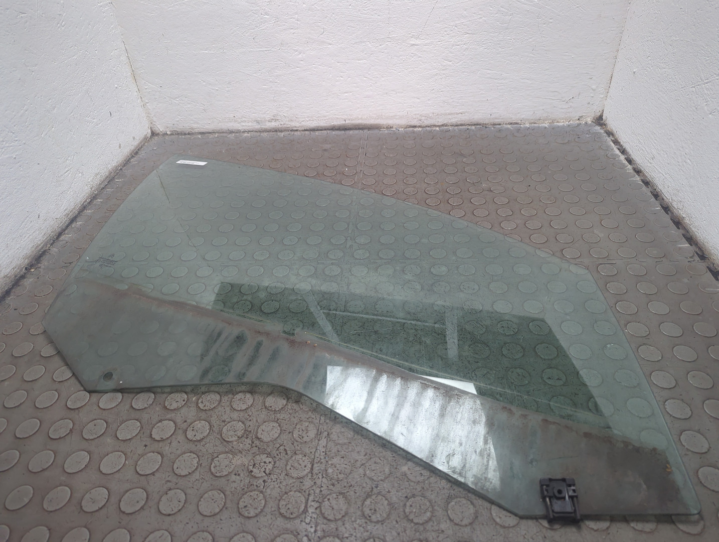 Стекло двери передней правой