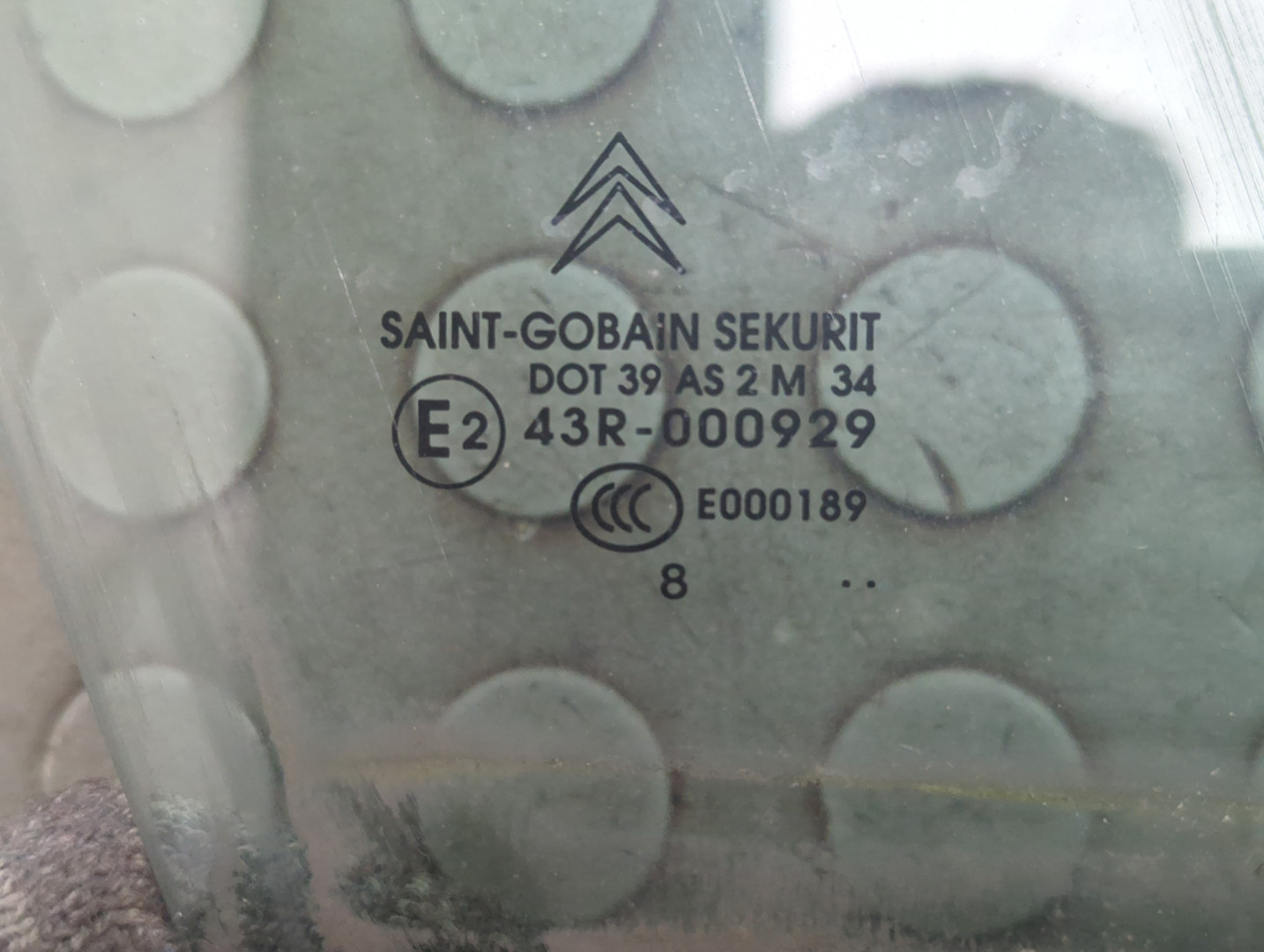 Стекло двери передней правой