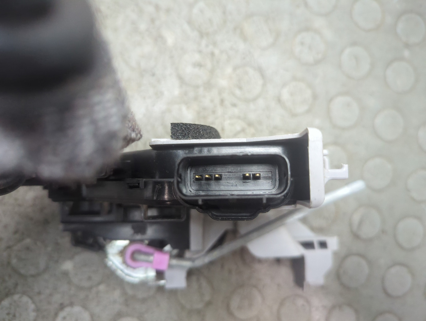 Замок двери передней левой