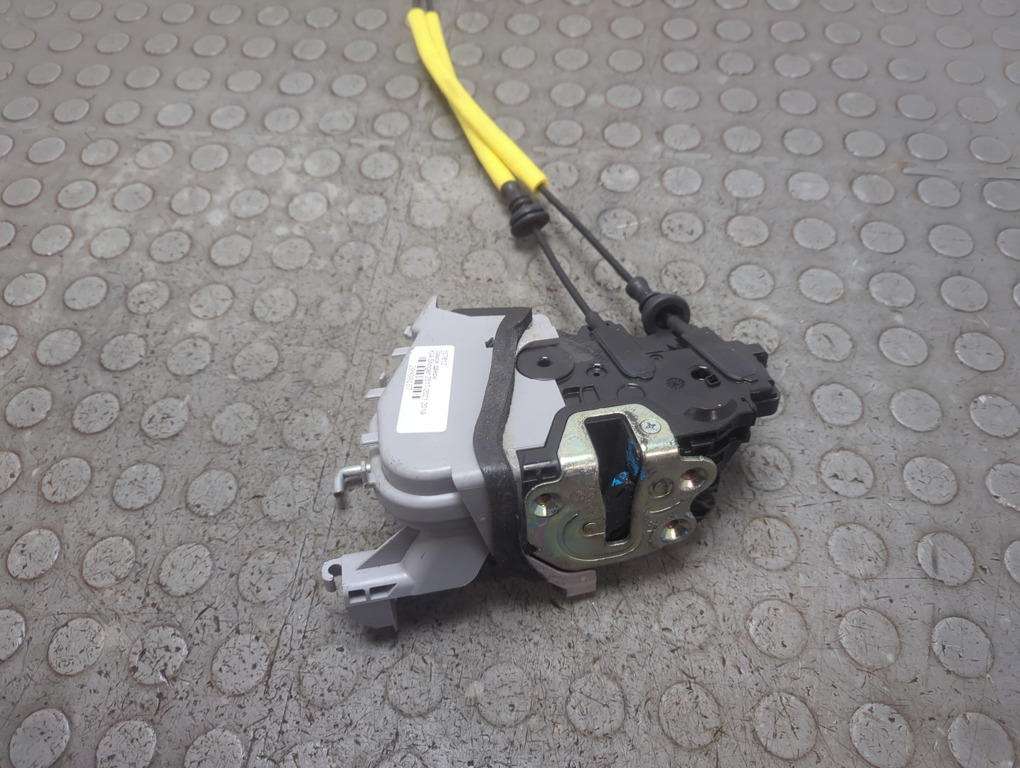 Замок двери передней левой