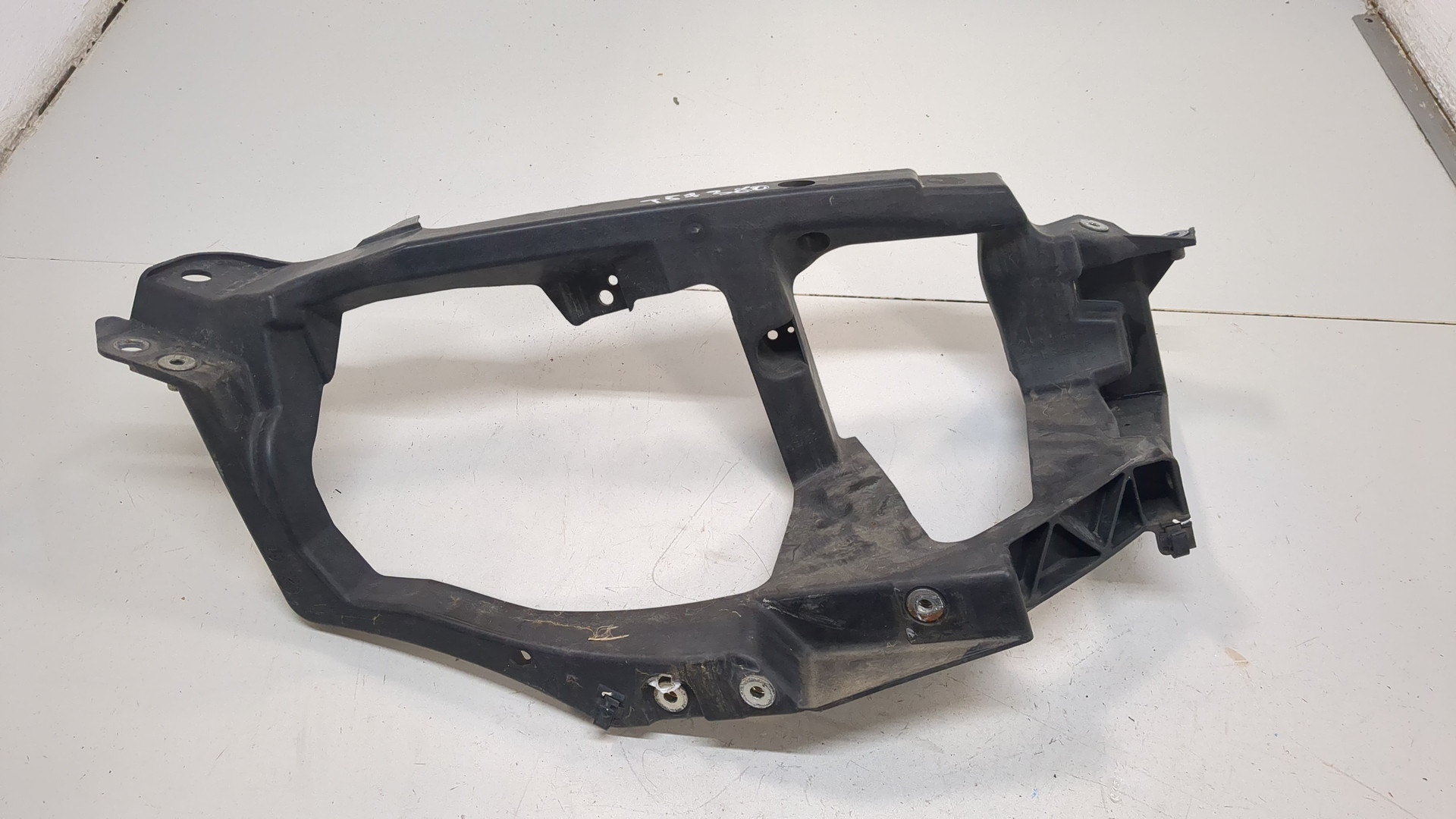 Кронштейн фар правый