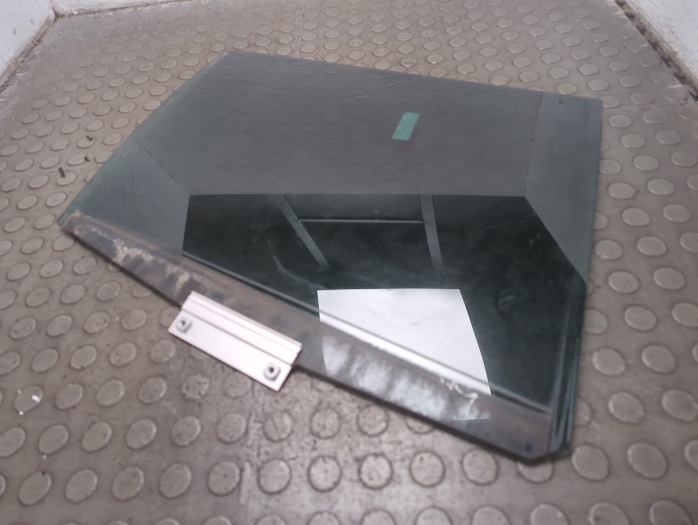 Стекло двери задней правой