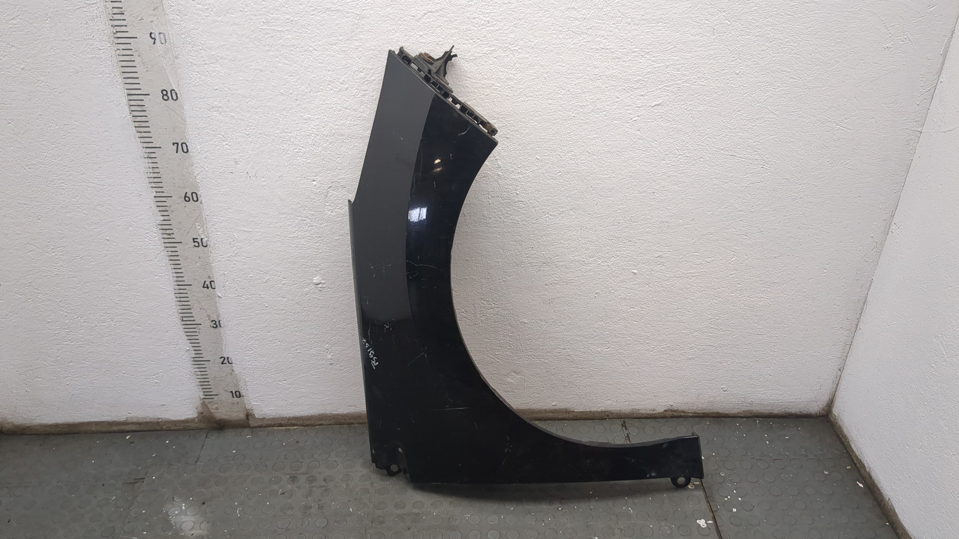 Крыло переднее правое