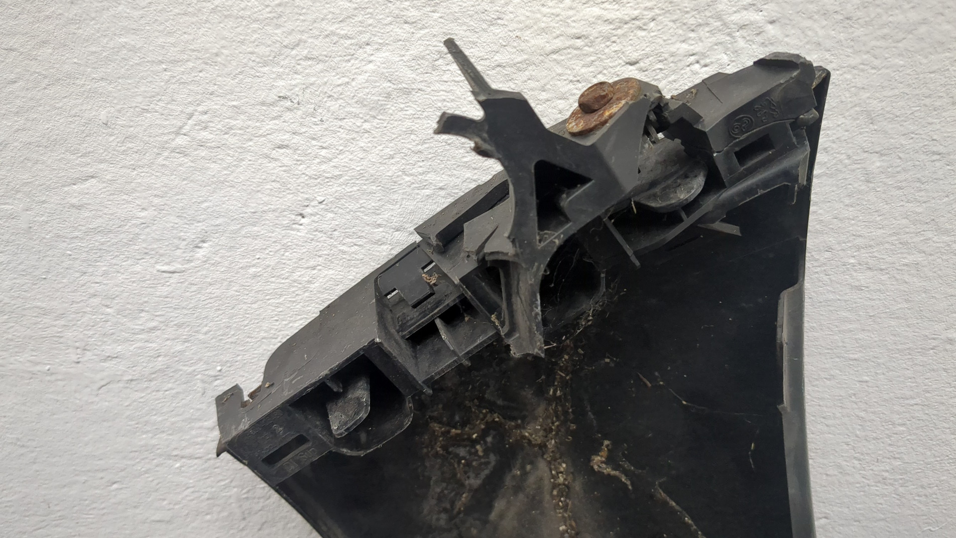 Крыло переднее правое