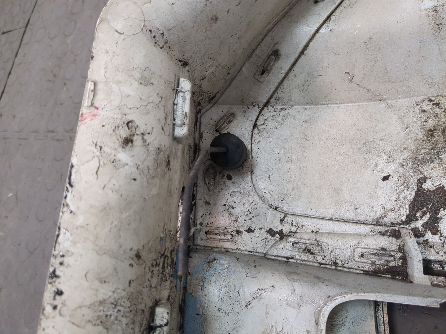 Планка под фару левая