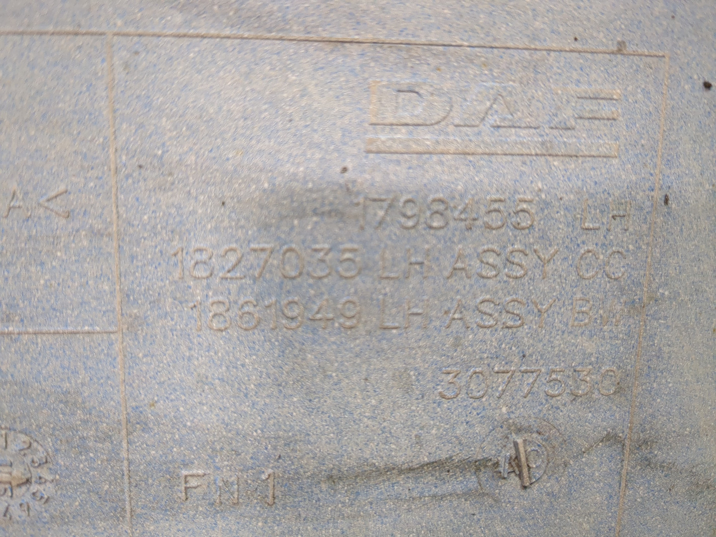 Планка под фару левая