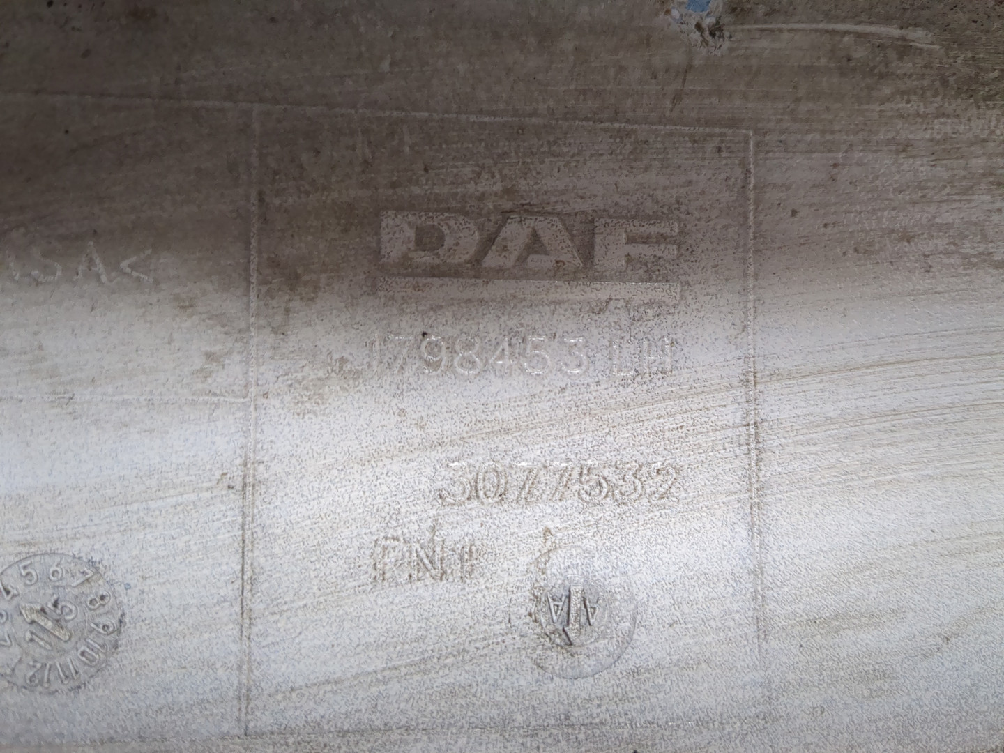 Планка под фару левая