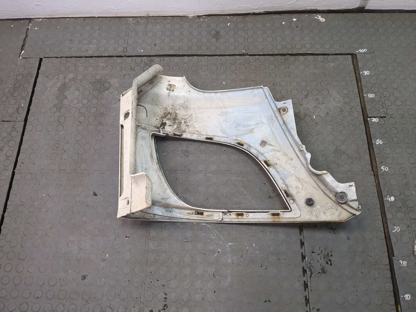 Планка под фару левая