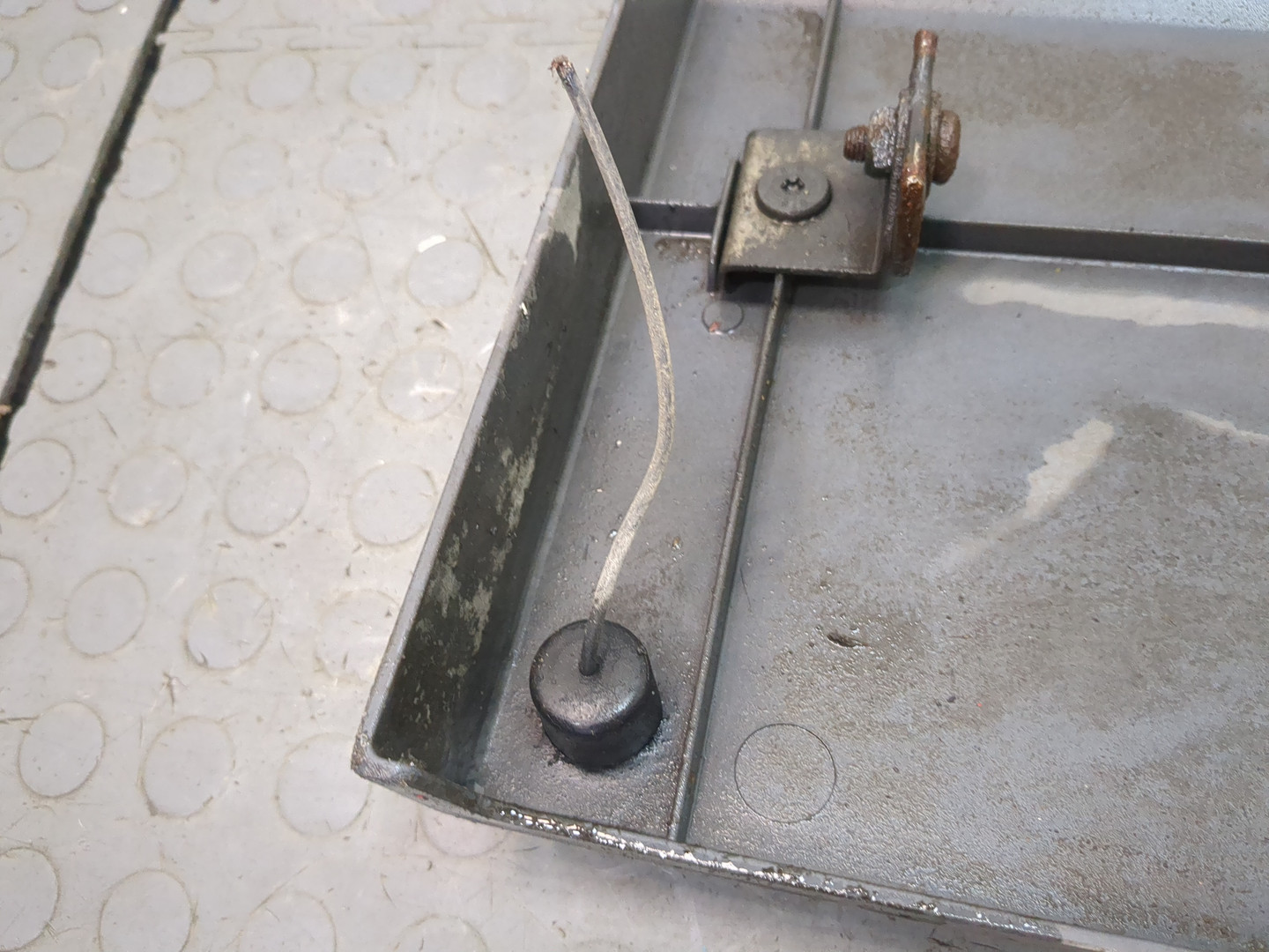 Крыло переднее левое