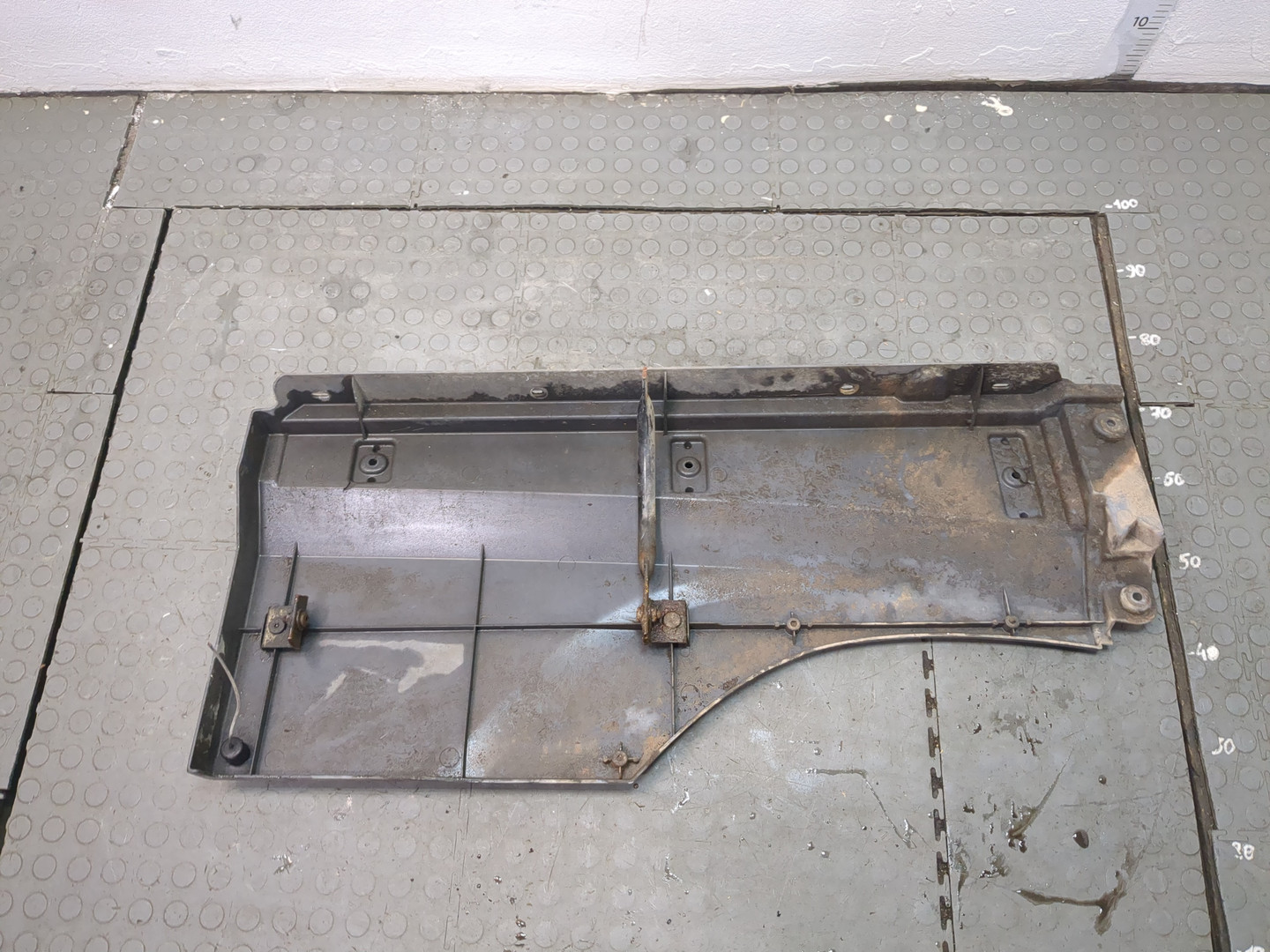 Крыло переднее левое