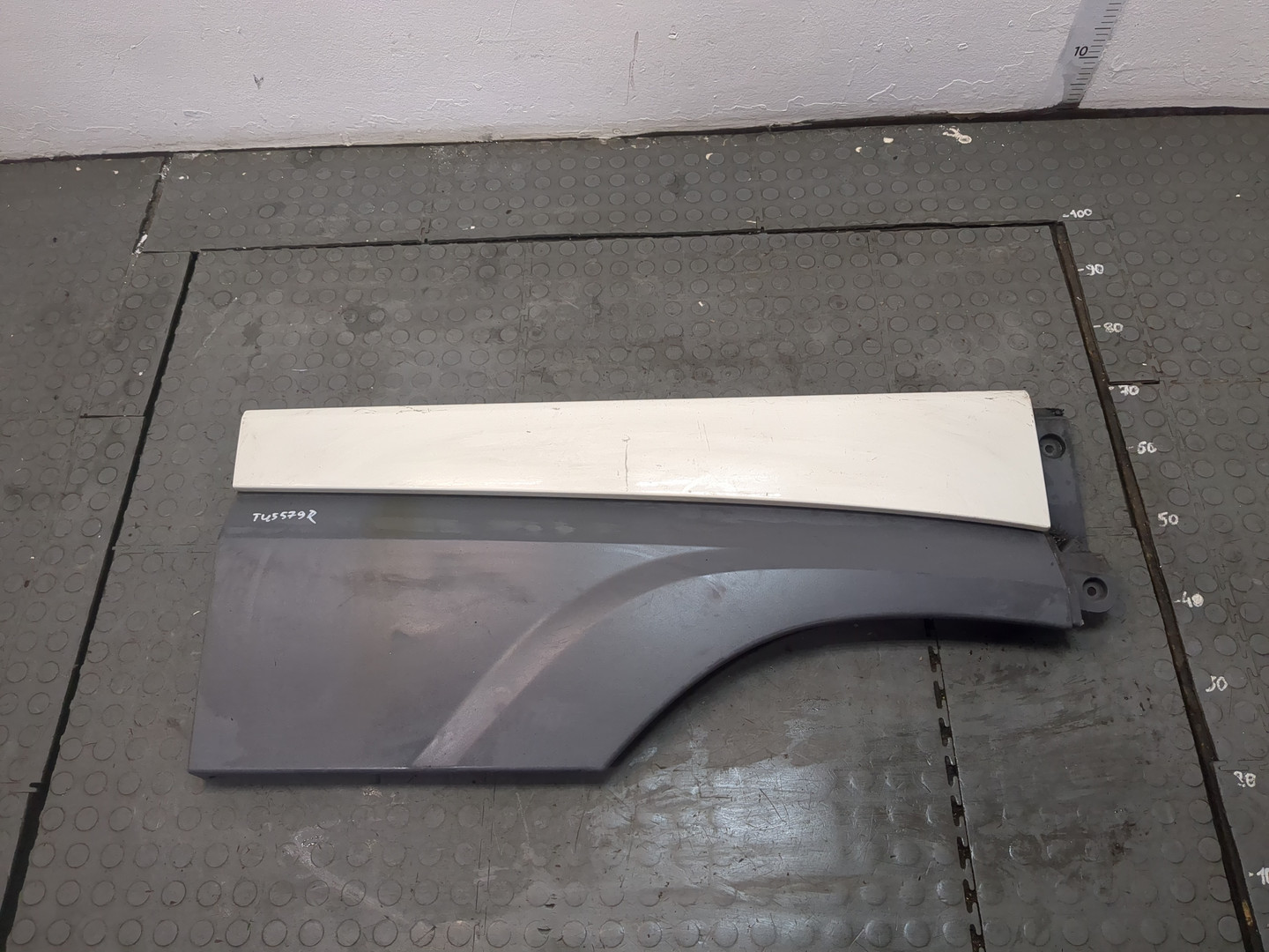 Крыло переднее правое