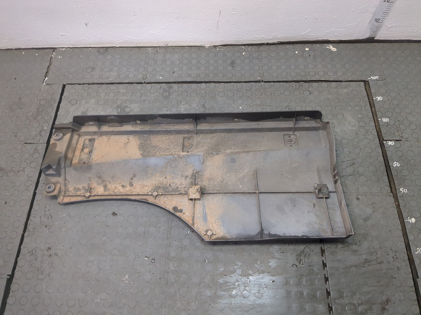 Крыло переднее правое