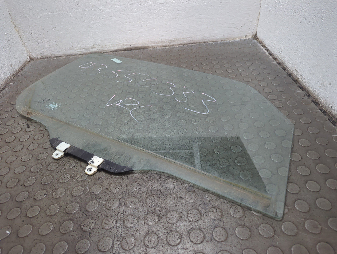 Стекло двери передней правой