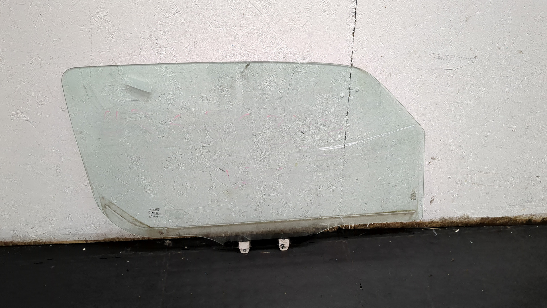 Стекло двери передней правой