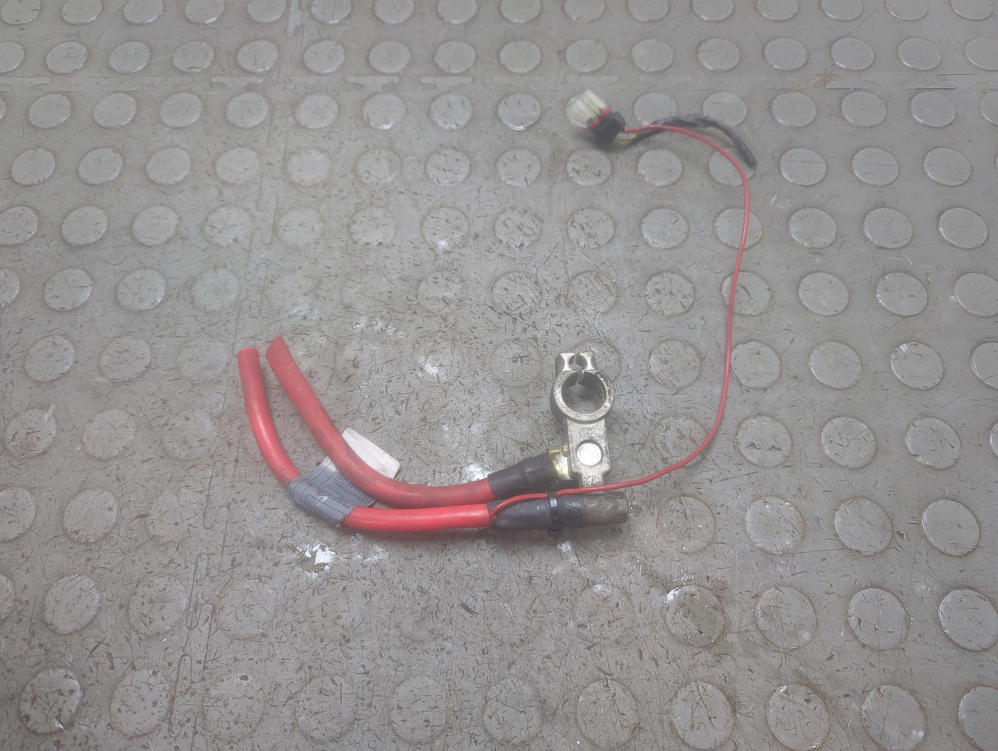 Клемма аккумулятора -