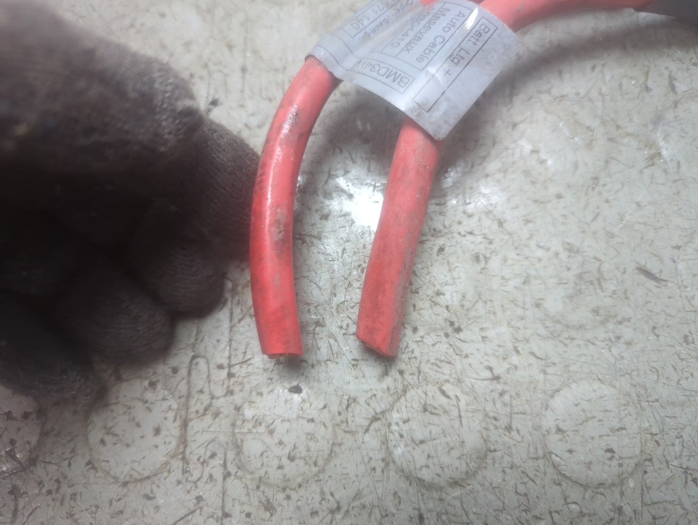 Клемма аккумулятора -