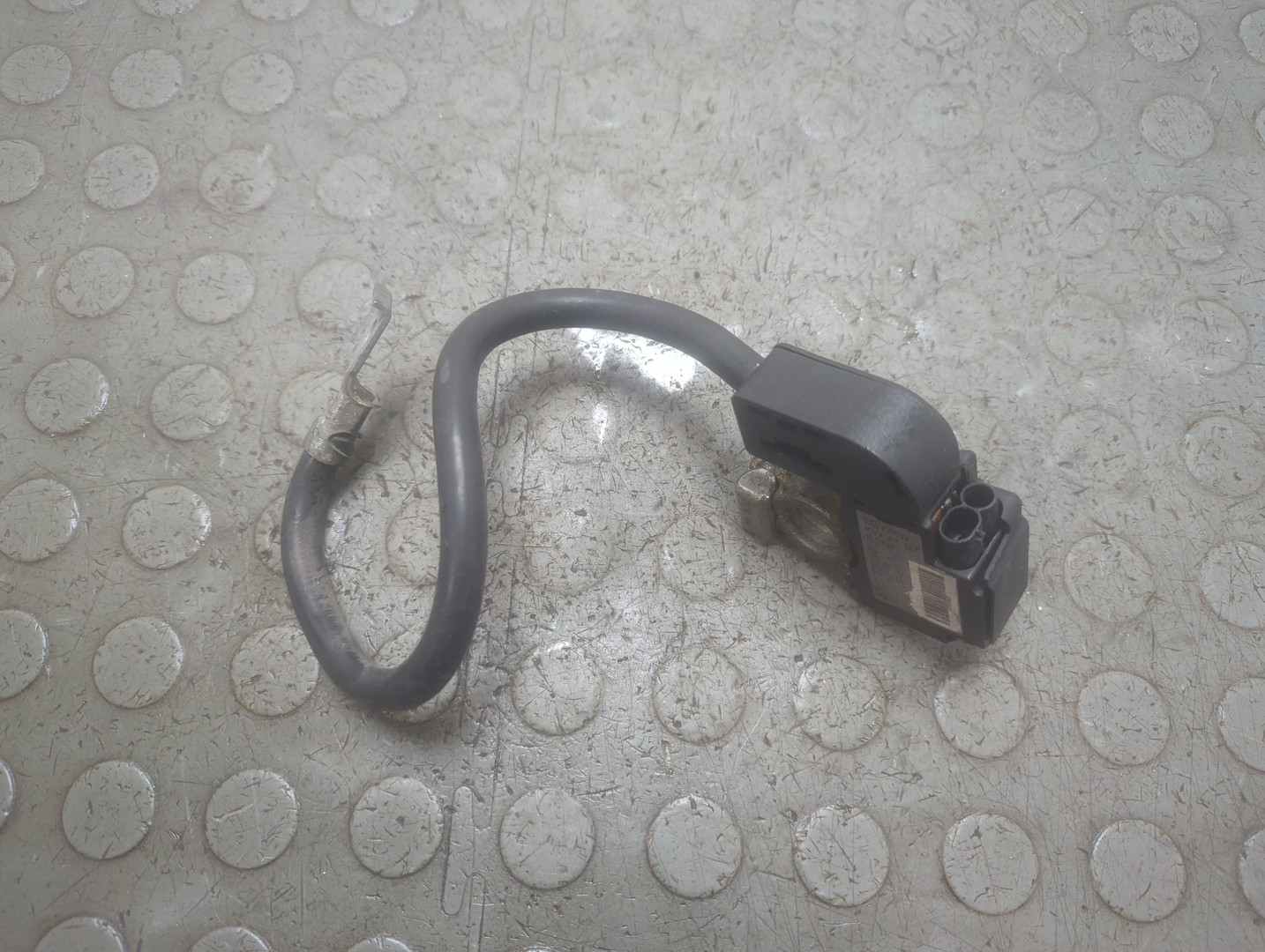 Клемма аккумулятора -